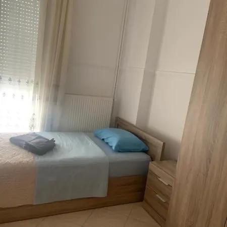 2 Bedroom Holiday Flat, Renovated, In The Centre *