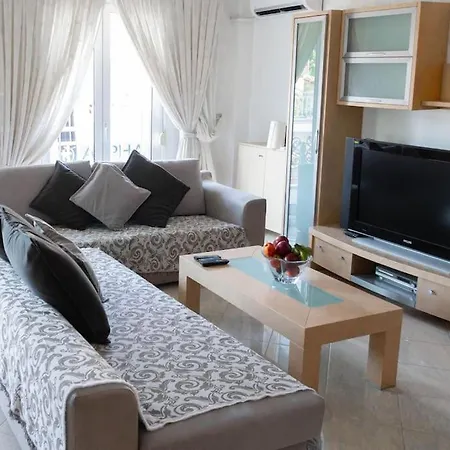 Apartment 2 Bedroom Holiday Flat, Renovated, In The Centre