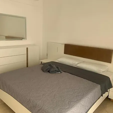 2 Bedroom Holiday Flat, Renovated, In The Centre Asproválta