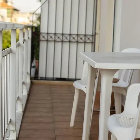 Apartment 2 Bedroom Holiday Flat, Renovated, In The Centre *