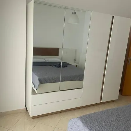 Apartment 2 Bedroom Holiday Flat, Renovated, In The Centre *