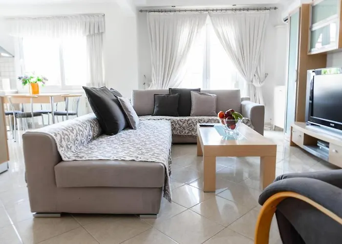 2 Bedroom Holiday Flat, Renovated, In The Centre Apartament